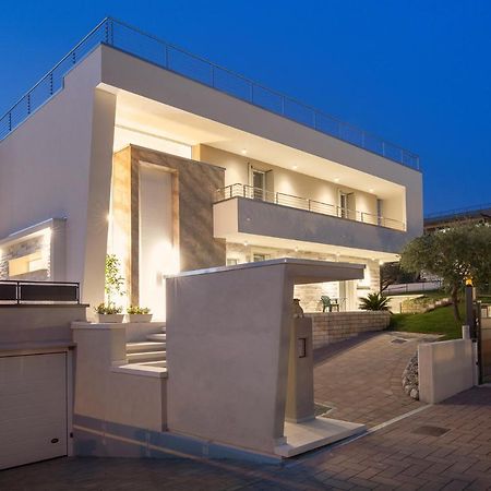 Villa Aurora-Holiday Home Apt3 Bardolino Bagian luar foto