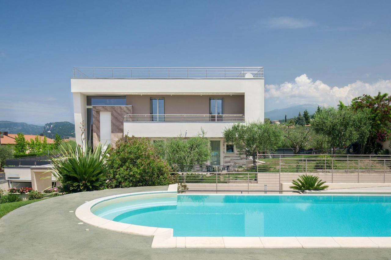Villa Aurora-Holiday Home Apt3 Bardolino Bagian luar foto