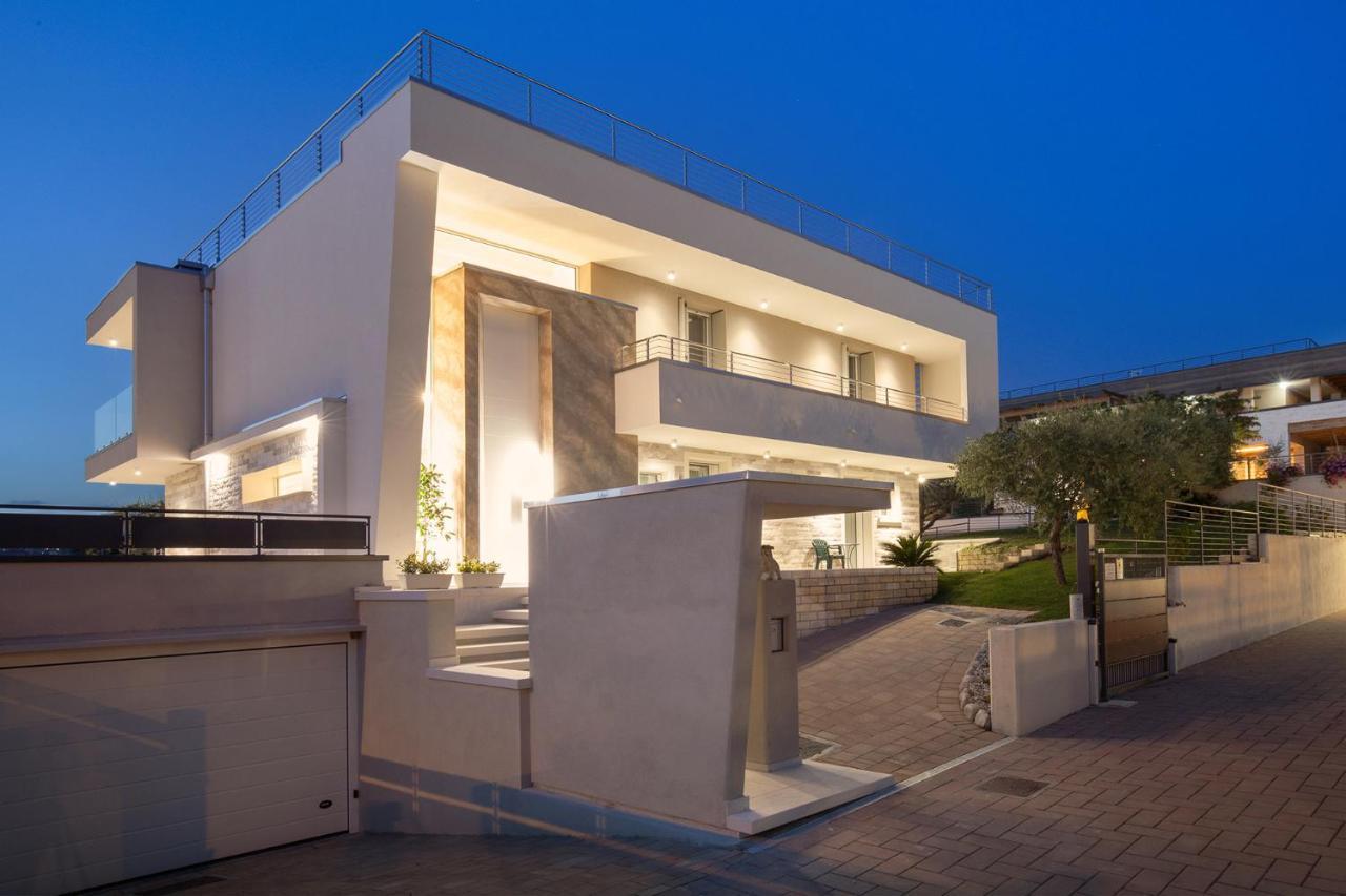 Villa Aurora-Holiday Home Apt3 Bardolino Bagian luar foto