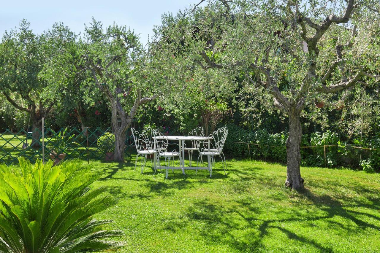 Villa Aurora-Holiday Home Apt3 Bardolino Bagian luar foto