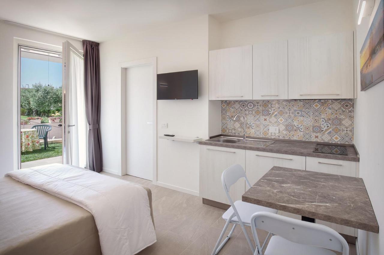 Villa Aurora-Holiday Home Apt3 Bardolino Bagian luar foto