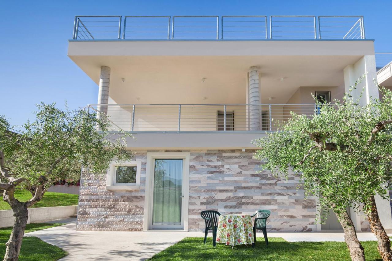 Villa Aurora-Holiday Home Apt3 Bardolino Bagian luar foto
