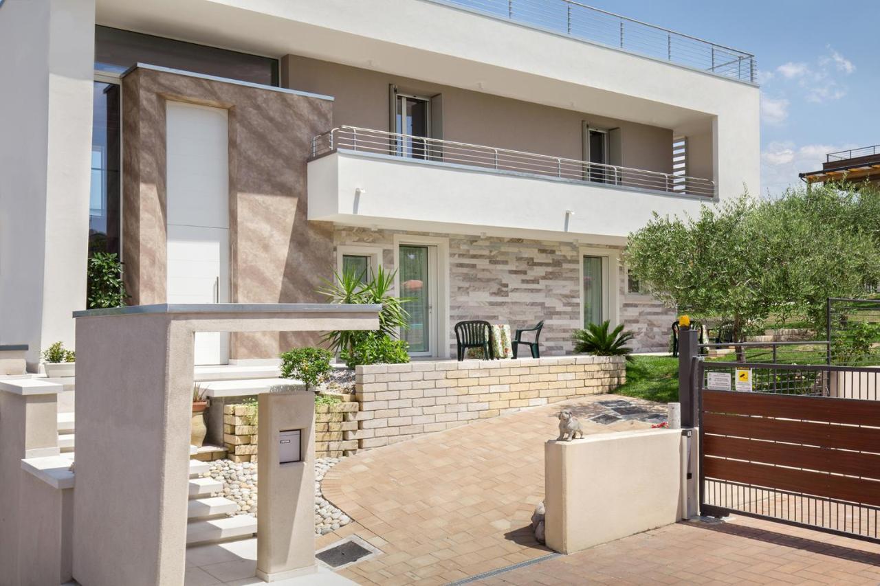Villa Aurora-Holiday Home Apt3 Bardolino Bagian luar foto