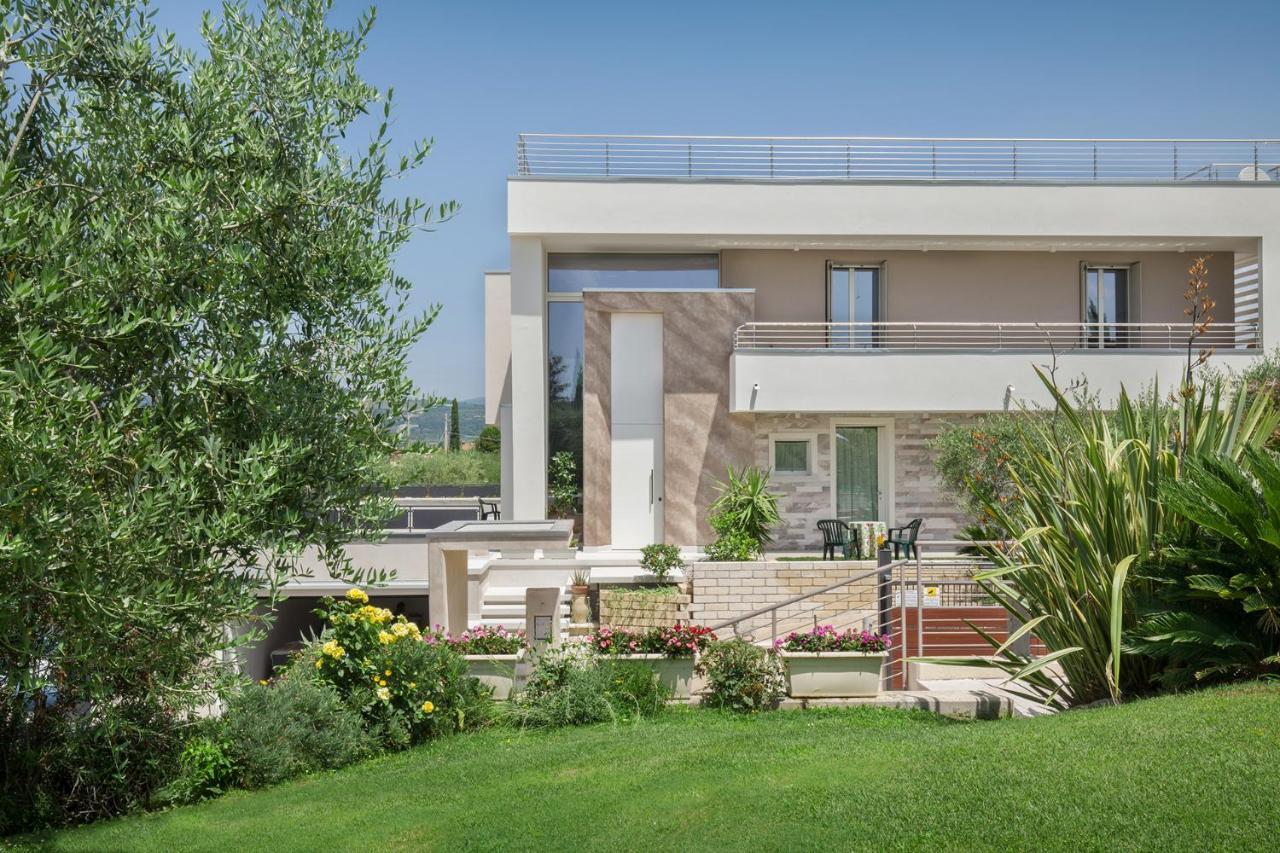 Villa Aurora-Holiday Home Apt3 Bardolino Bagian luar foto